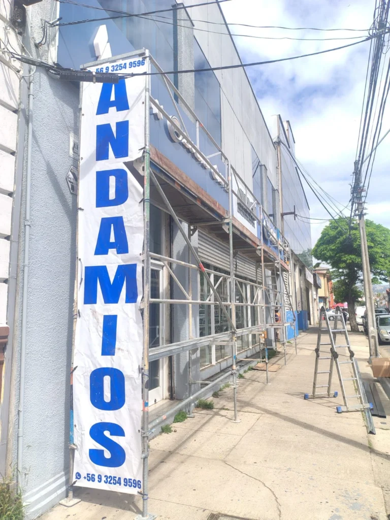 Andamio de fachada en automotora