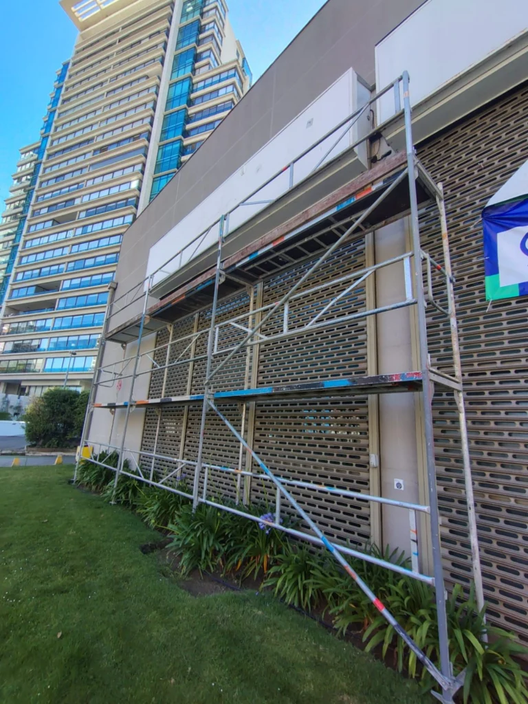 Andamio en fachada de edificio comercial