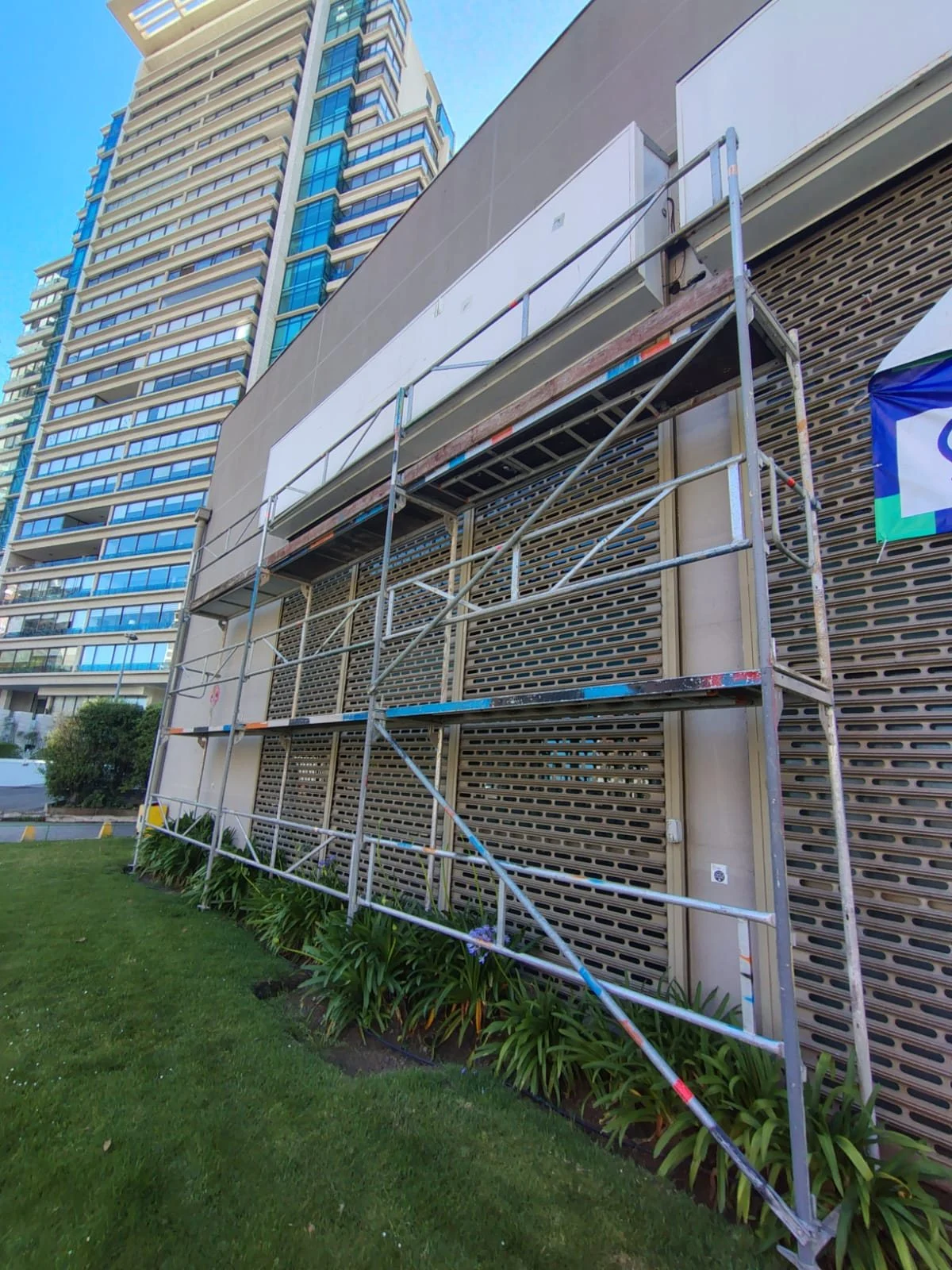 Andamio en fachada de edificio comercial