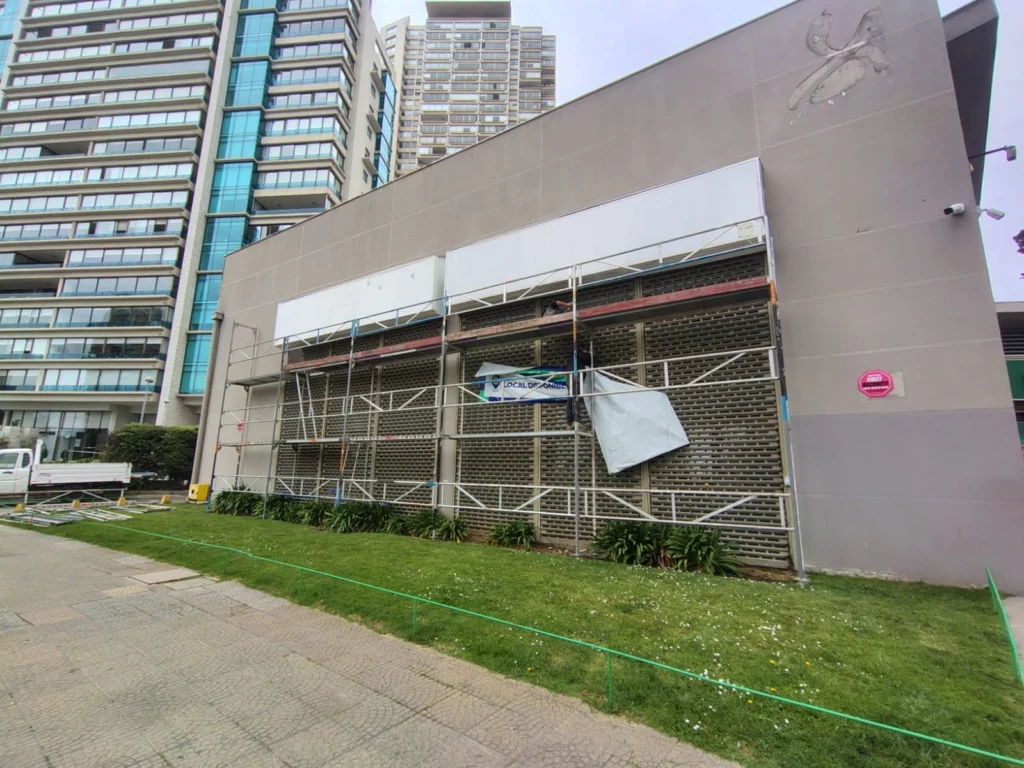 Andamio en fachada de edificio comercial