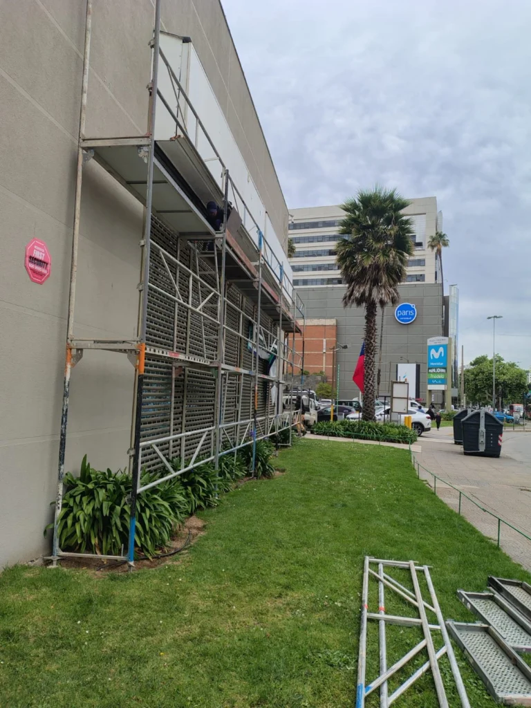 Andamio en fachada de edificio comercial