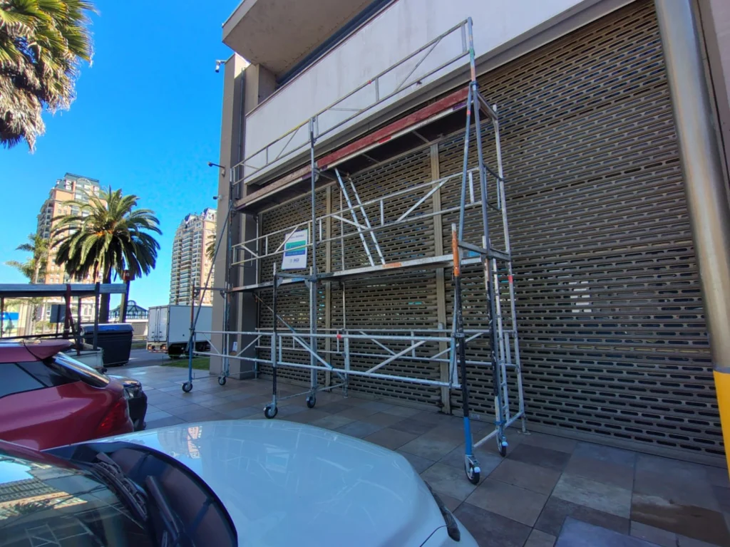 Andamio en fachada de edificio comercial