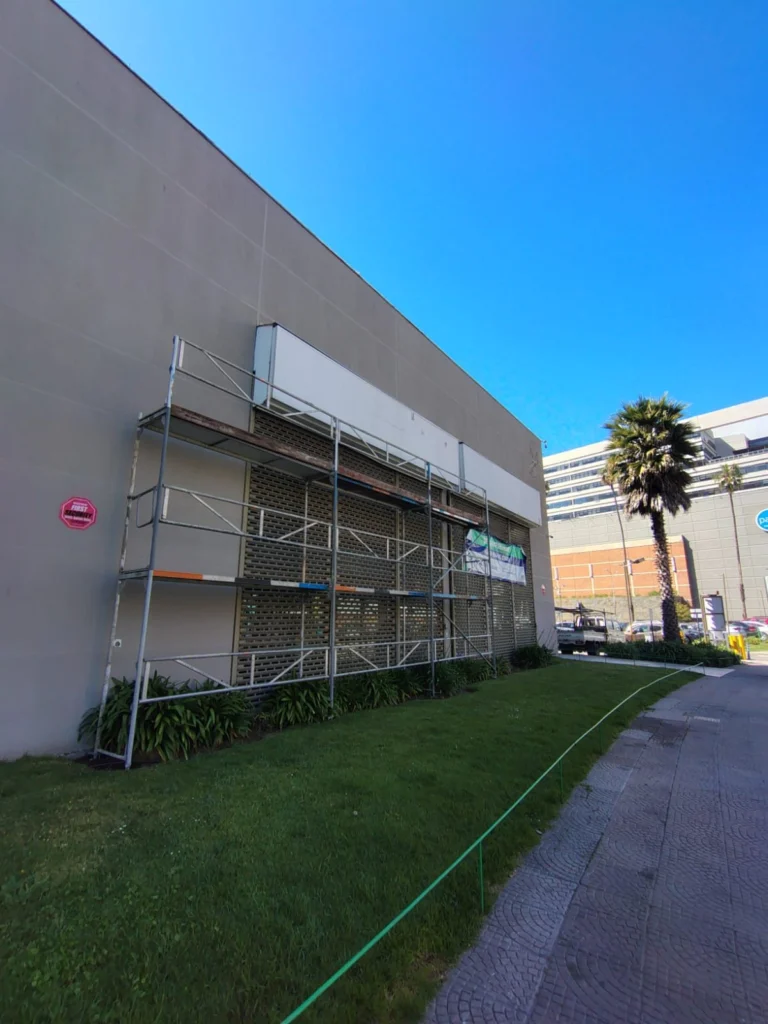 Andamio en fachada de edificio comercial