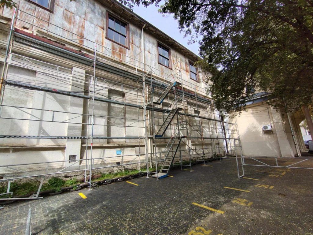 Andamio de fachada en edificio institucional