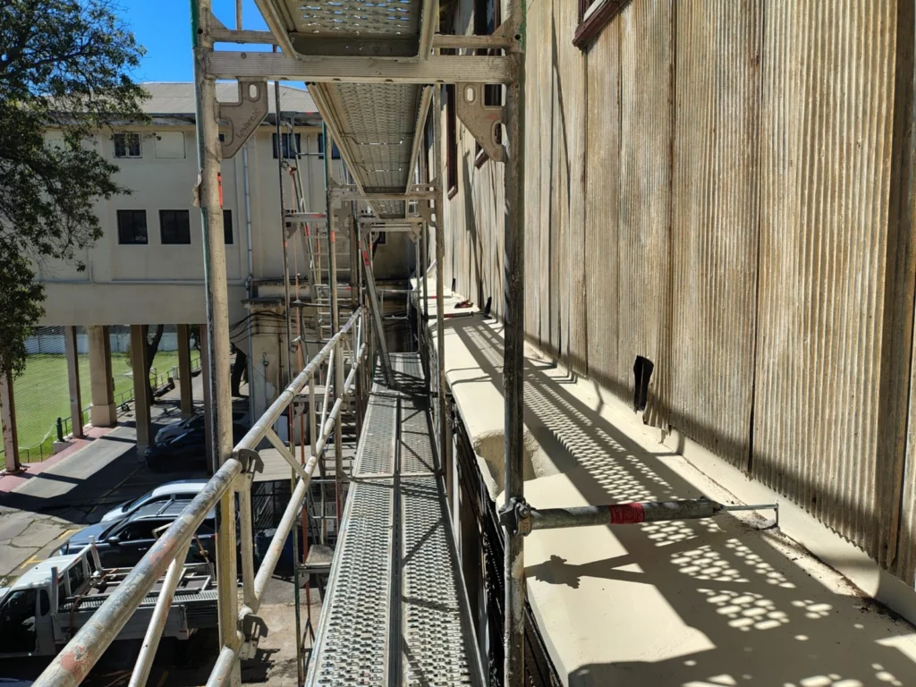 Andamio de fachada en edificio institucional