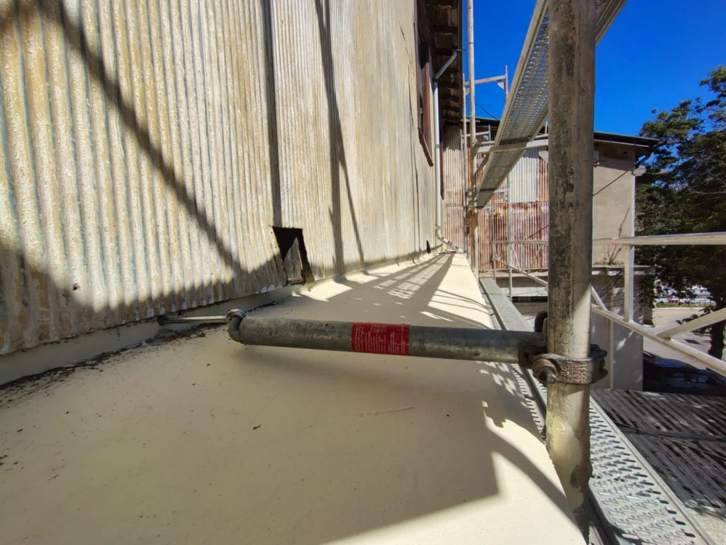 Andamio de fachada en edificio institucional