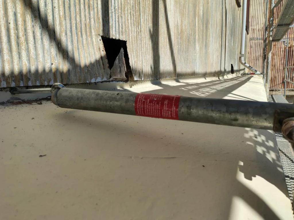 Andamio de fachada en edificio institucional