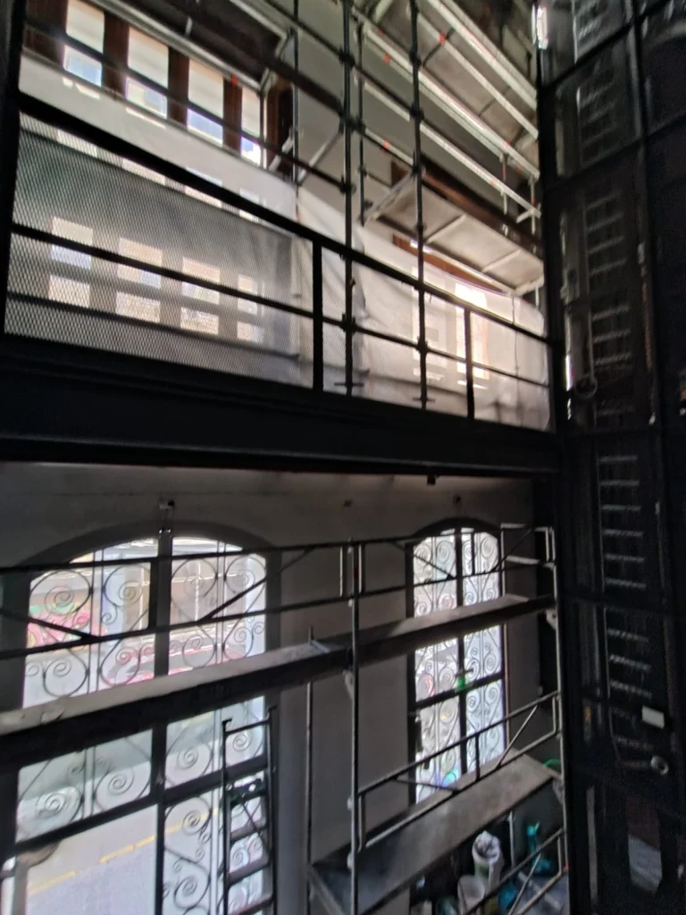Andamio interior en edificio patrimonial