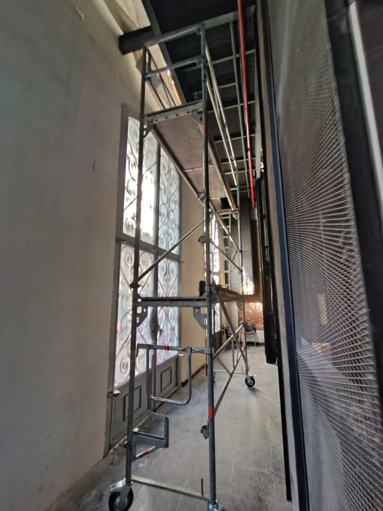 Andamio interior en edificio patrimonial