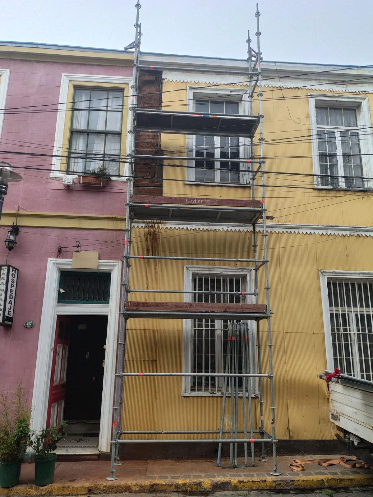 Andamio en fachada de vivienda