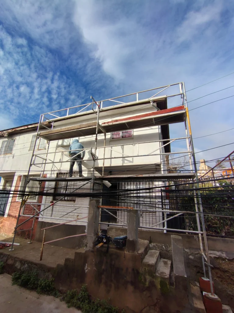 Andamio en fachada de vivienda