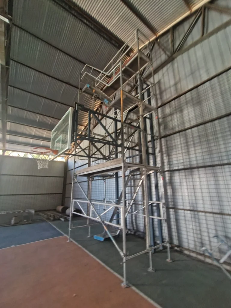 Torre de andamio en gimnasio techado