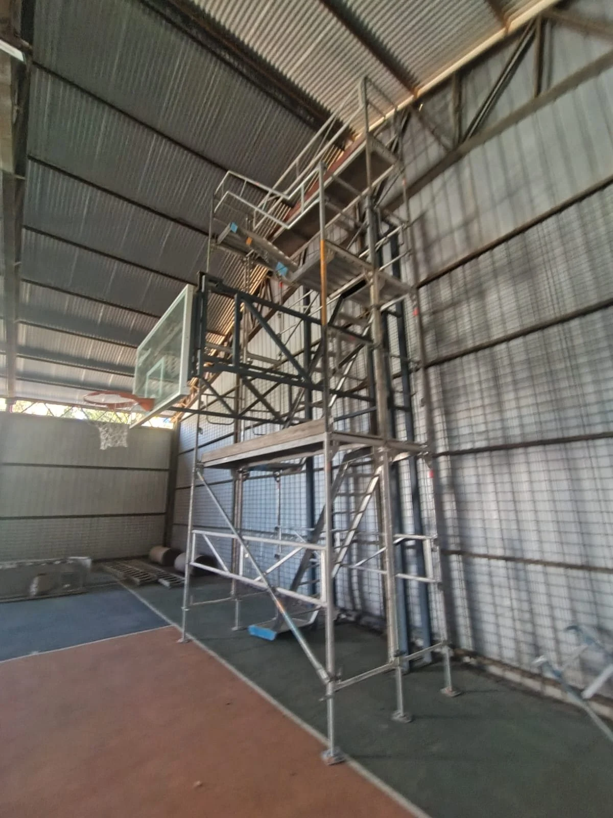 Torre de andamio en gimnasio techado