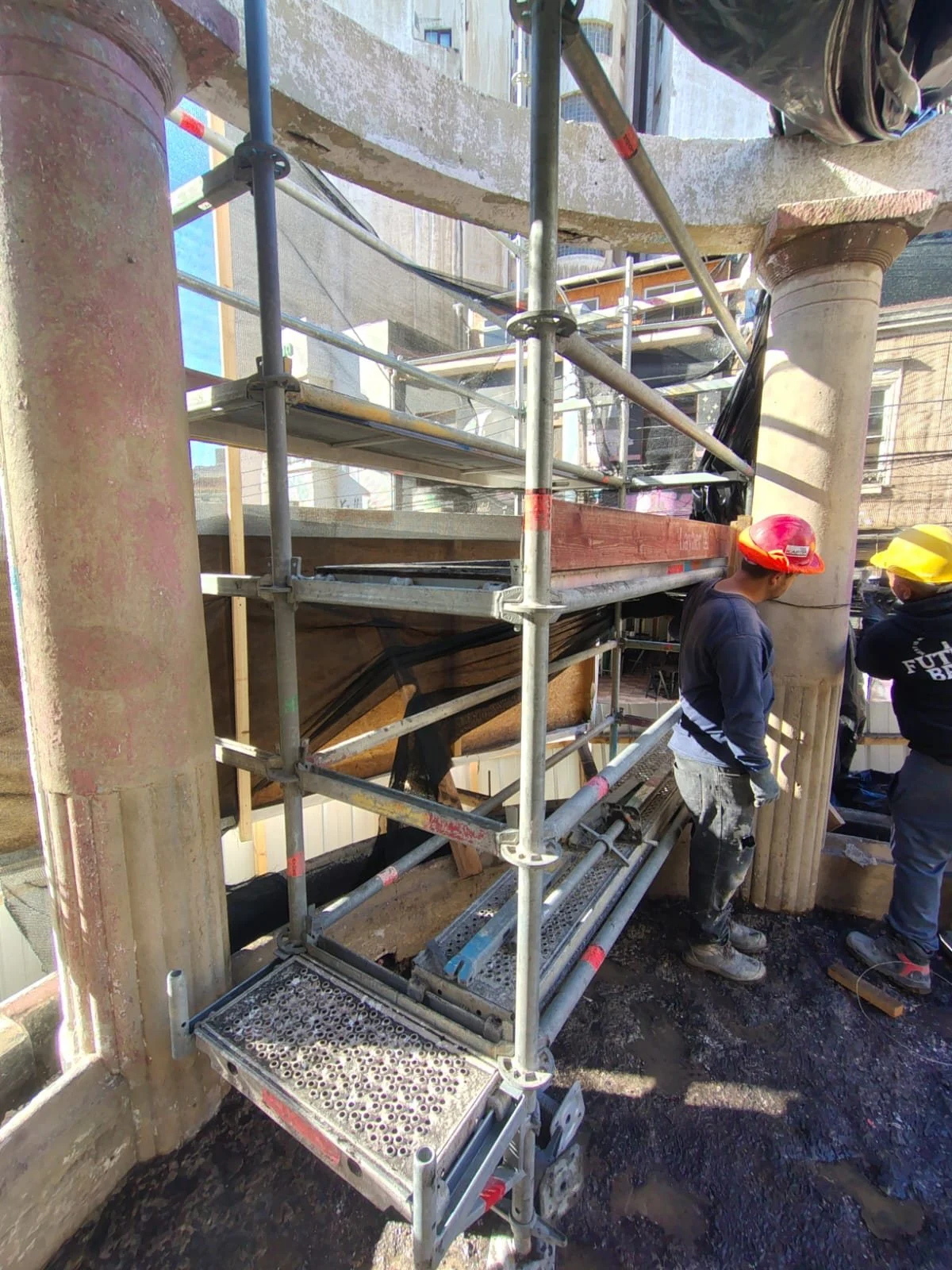 Trabajadores montando andamios entre las columnas de la Pérgola de las Flores