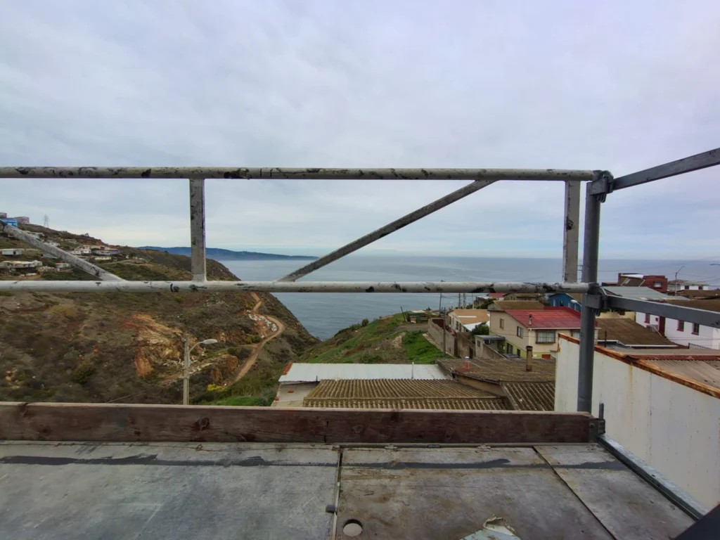 Andamio en vivienda de cerro en Valparaíso